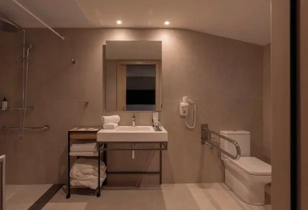 Engellilere uygun banyo