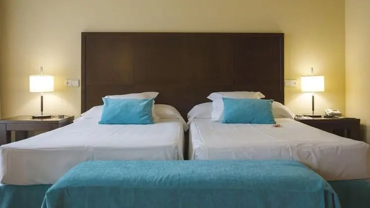 Family Oda (2 adults + 2 children)