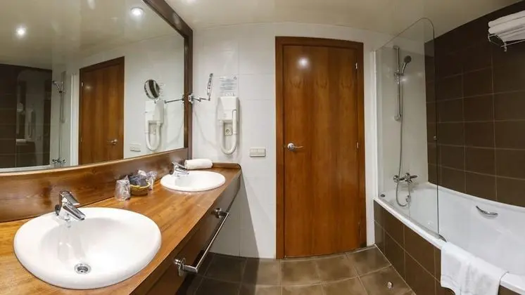 Family Oda (2 adults + 2 children)