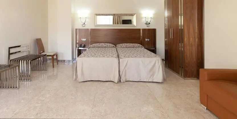 Üç Kişilik Oda (Two beds and sofa bed)