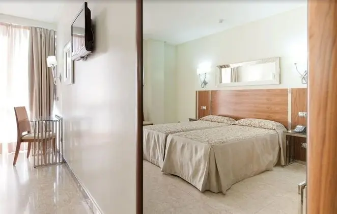 Üç Kişilik Oda (Two beds and sofa bed)