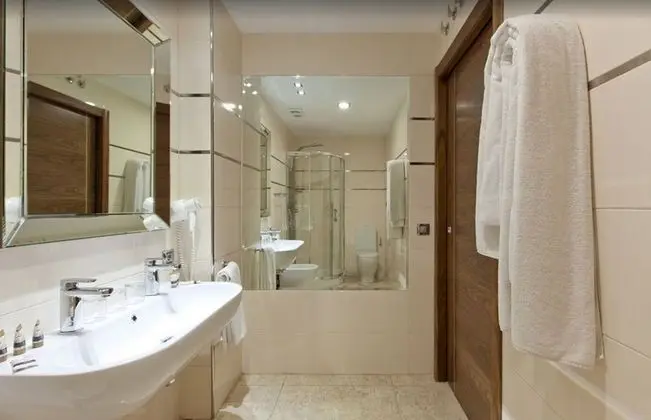 Üç Kişilik Oda (Two beds and sofa bed)