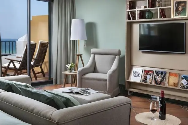 Red Level, Junior Süit