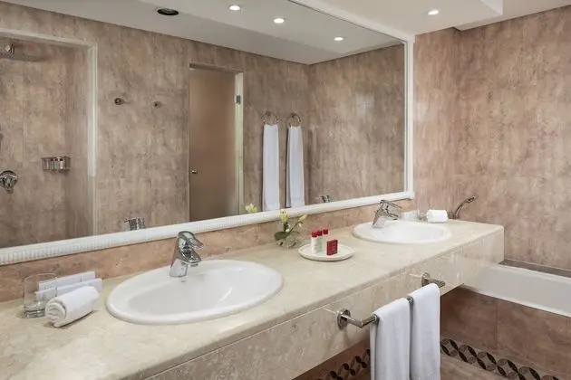 Red Level, Junior Süit