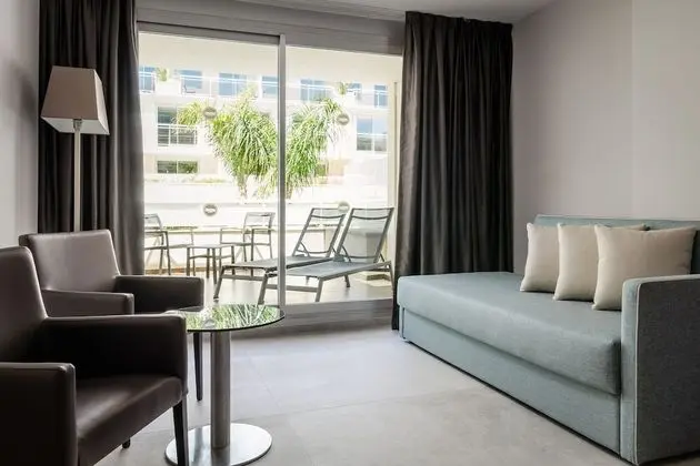 Family Oda, Bahçe Manzaralı (3 adults and 1 child)