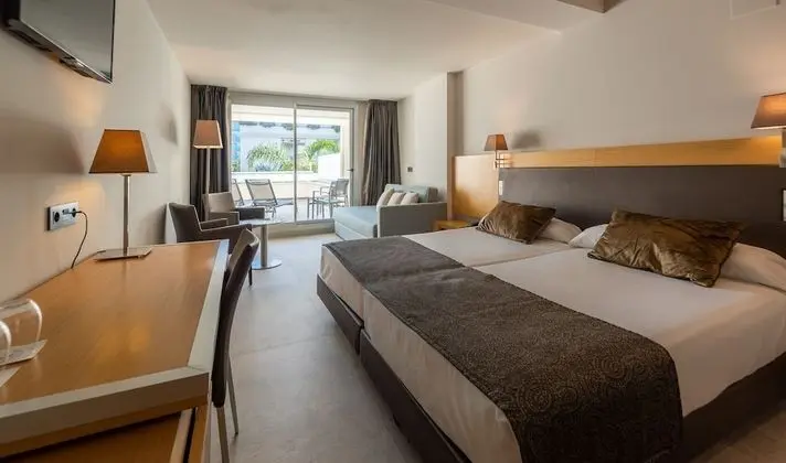 Family Oda, Bahçe Manzaralı (3 adults and 1 child)