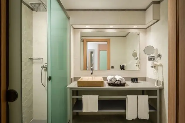 Family Oda, Bahçe Manzaralı (3 adults and 1 child)