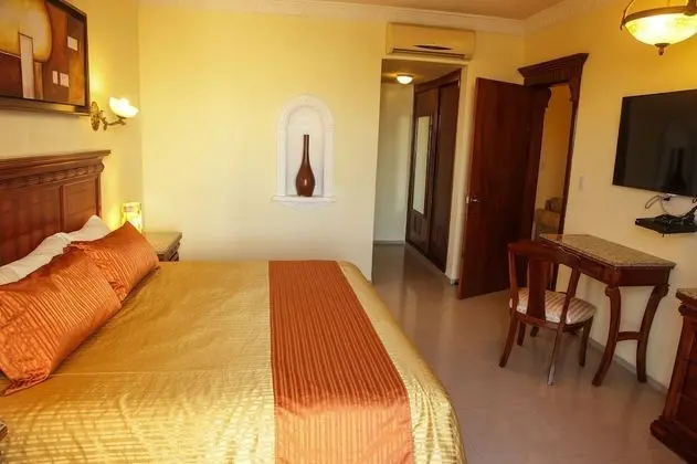 Master Suite, 2 Bedroom, Kitchenette, Bathtub