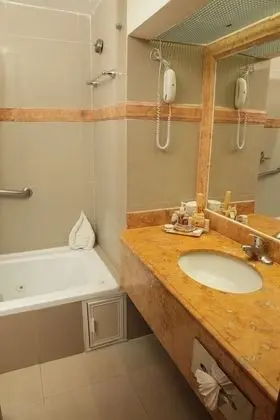 Master Suite, 2 Bedroom, Kitchenette, Bathtub