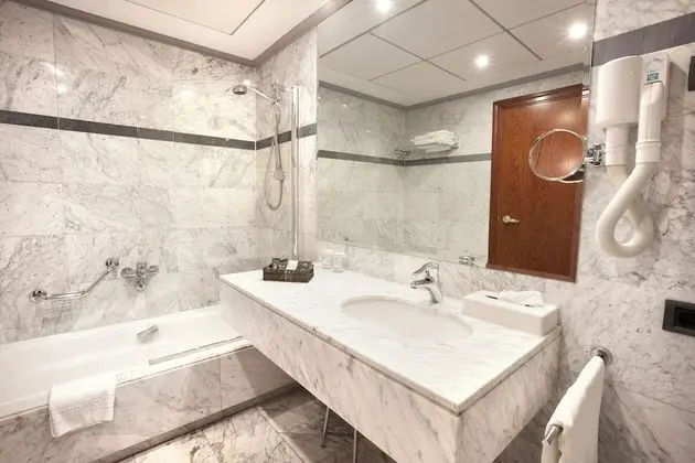 Business Tek Büyük Yataklı Oda, Birden Çok Yatak, Özel Banyo, Şehir Manzaralı