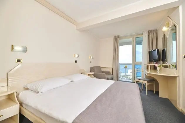 Classic room with balcony, Sea side