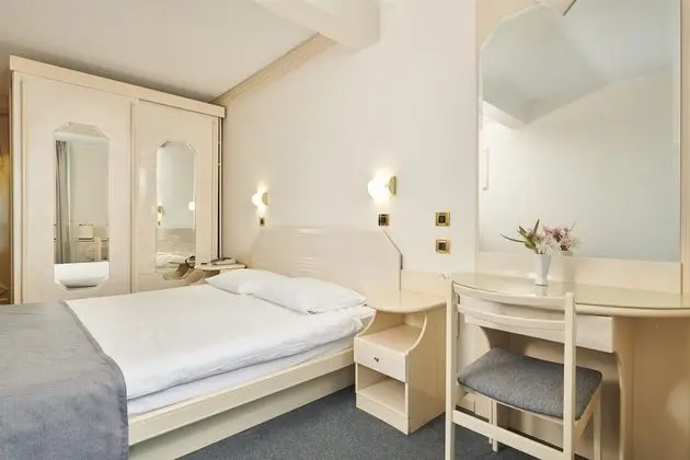 Classic room with balcony, Sea side