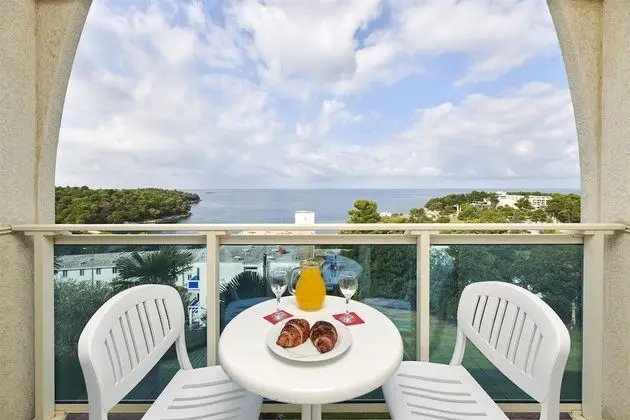 Classic room with balcony, Sea side