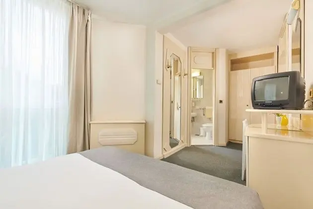 Economy room with french bed park side - single use