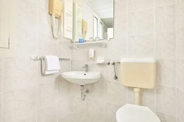 Economy room with french bed park side - single use