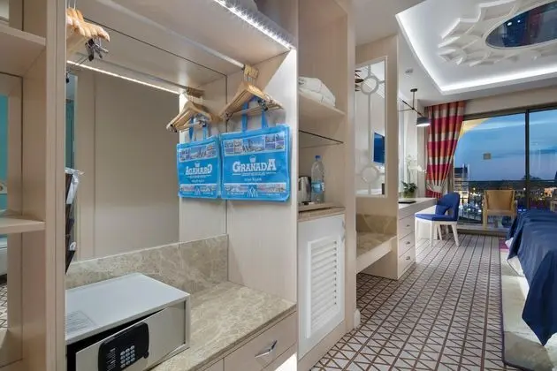 https://images.etstur.com/files/images/hotelImages/TR/95763/l/Granada-Luxury-Belek-Oda-313525.jpg