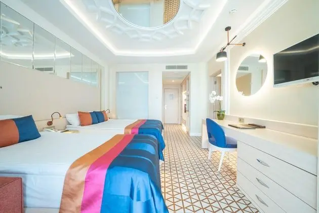https://images.etstur.com/files/images/hotelImages/TR/95763/l/Granada-Luxury-Belek-Oda-372117.jpg