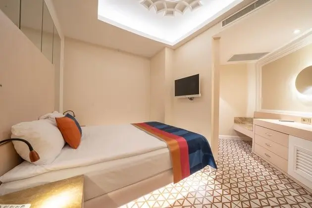 https://images.etstur.com/files/images/hotelImages/TR/95763/l/Granada-Luxury-Belek-Oda-372118.jpg