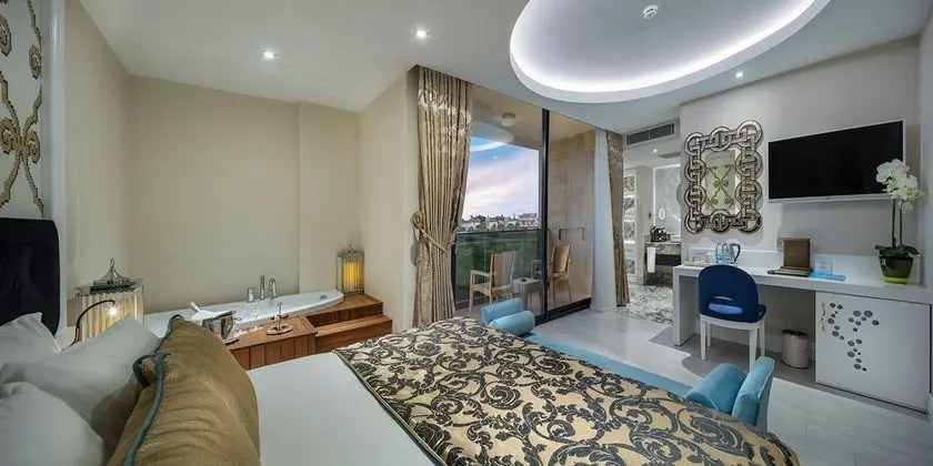 https://imagessl.etstur.com/files/images/hotelImages/TR/95763/l/Granada-Luxury-Belek-Oda-257506.jpg