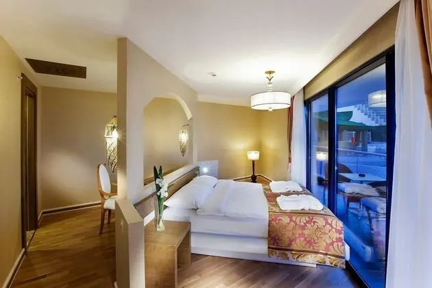 https://imagessl.etstur.com/files/images/hotelImages/TR/95900/l/Granada-Luxury-Okurcalar-Oda-241766.jpg