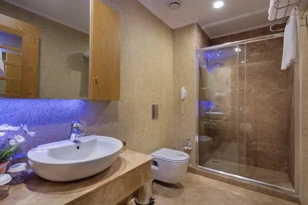 https://imagessl.etstur.com/files/images/hotelImages/TR/95900/l/Granada-Luxury-Okurcalar-Oda-258710.jpg