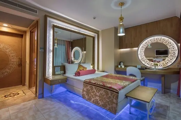 https://imagessl.etstur.com/files/images/hotelImages/TR/95900/l/Granada-Luxury-Okurcalar-Oda-282569.jpg