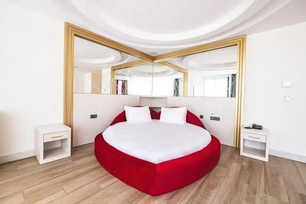 https://images.etstur.com/files/images/hotelImages/TR/220414/l/GRANADA-LUXURY-RED-Oda-402182.jpg