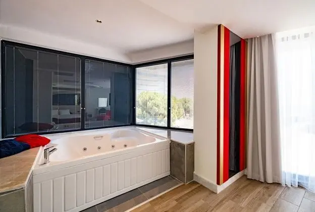 https://images.etstur.com/files/images/hotelImages/TR/220414/l/GRANADA-LUXURY-RED-Oda-402186.jpg