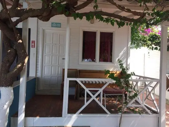 Havuz Manzaralı Aile Odası