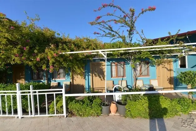 Standart Üç Kişilik Oda Deniz ve Havuz Manzaralı