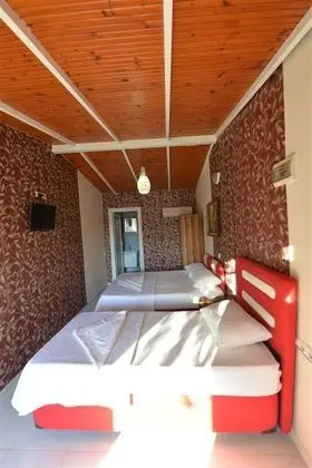 Standart Üç Kişilik Oda Deniz ve Havuz Manzaralı