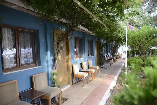 Standart Üç Kişilik Oda Deniz ve Havuz Manzaralı