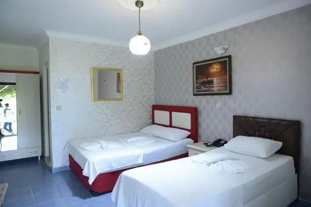 Standart Üç Kişilik Oda Deniz ve Havuz Manzaralı
