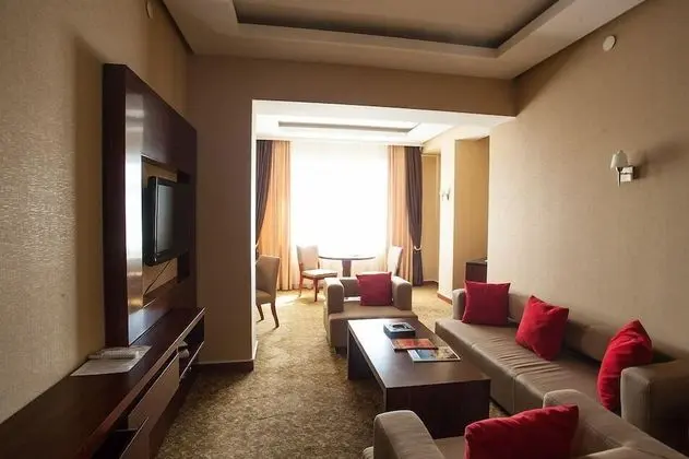 Deluxe Süit, Köşe