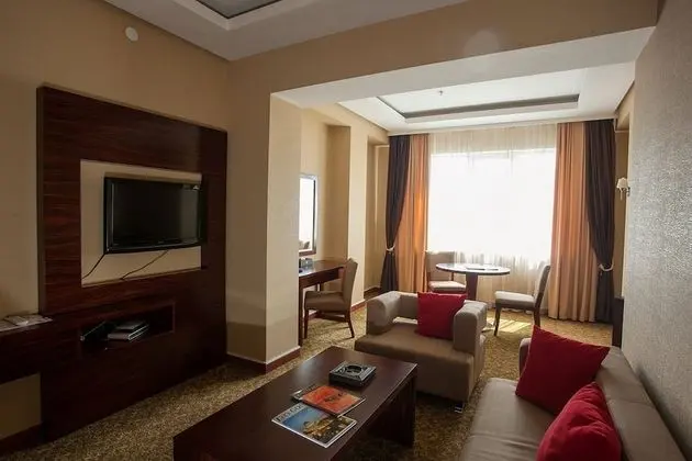 Deluxe Süit, Köşe