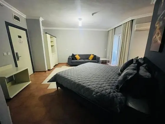 Aile Odası 5 Kişilik, Havuz veya Bahçe Manzaralı, Balkonlu