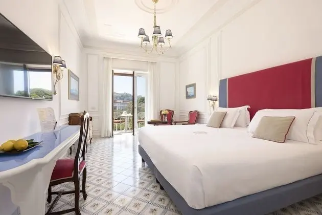 Deluxe Tek Büyük veya İki Ayrı Yataklı Oda, Balkon, Kısmi Deniz Manzaralı