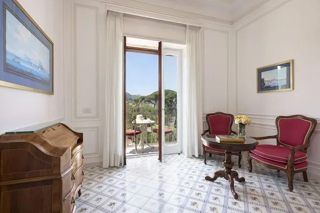 Deluxe Tek Büyük veya İki Ayrı Yataklı Oda, Balkon, Kısmi Deniz Manzaralı