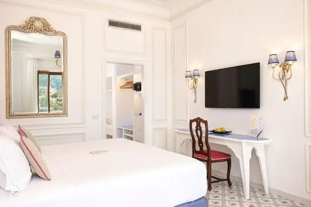 Deluxe Tek Büyük veya İki Ayrı Yataklı Oda, Balkon, Kısmi Deniz Manzaralı