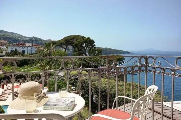 Deluxe Tek Büyük veya İki Ayrı Yataklı Oda, Balkon, Kısmi Deniz Manzaralı