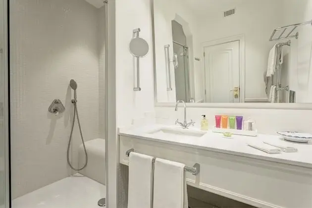 Deluxe Tek Büyük veya İki Ayrı Yataklı Oda, Balkon, Kısmi Deniz Manzaralı