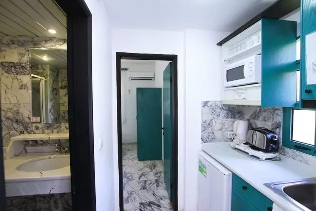Grand Apart Daire, Küçük Mutfak, Havuz Manzaralı