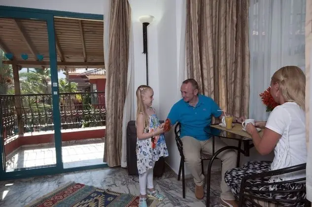 Grand Apart Daire, Küçük Mutfak, Havuz Manzaralı