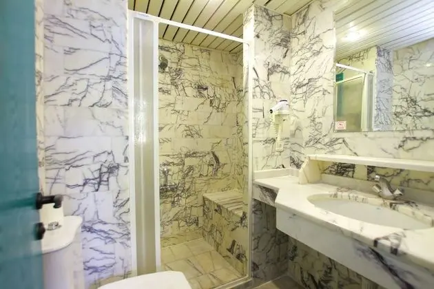 Grand Apart Daire, Küçük Mutfak, Havuz Manzaralı