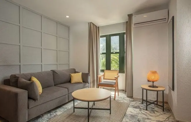 Grand Apart Daire, Küçük Mutfak, Havuz Manzaralı