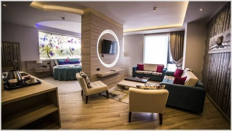 Jakuzili Suit Oda, Kara Manzaralı, Jakuzili