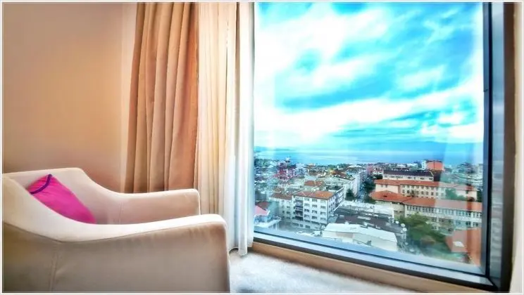 Jakuzili Suit Oda, Kara Manzaralı, Jakuzili