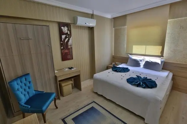 Triple, Bahçe Manzaralı