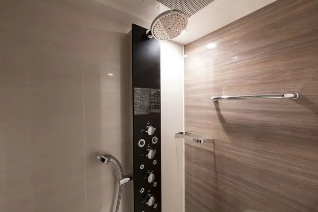 Tek Büyük Yataklı Oda (with Shower booth)