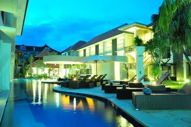 Deluxe lagoon pool access